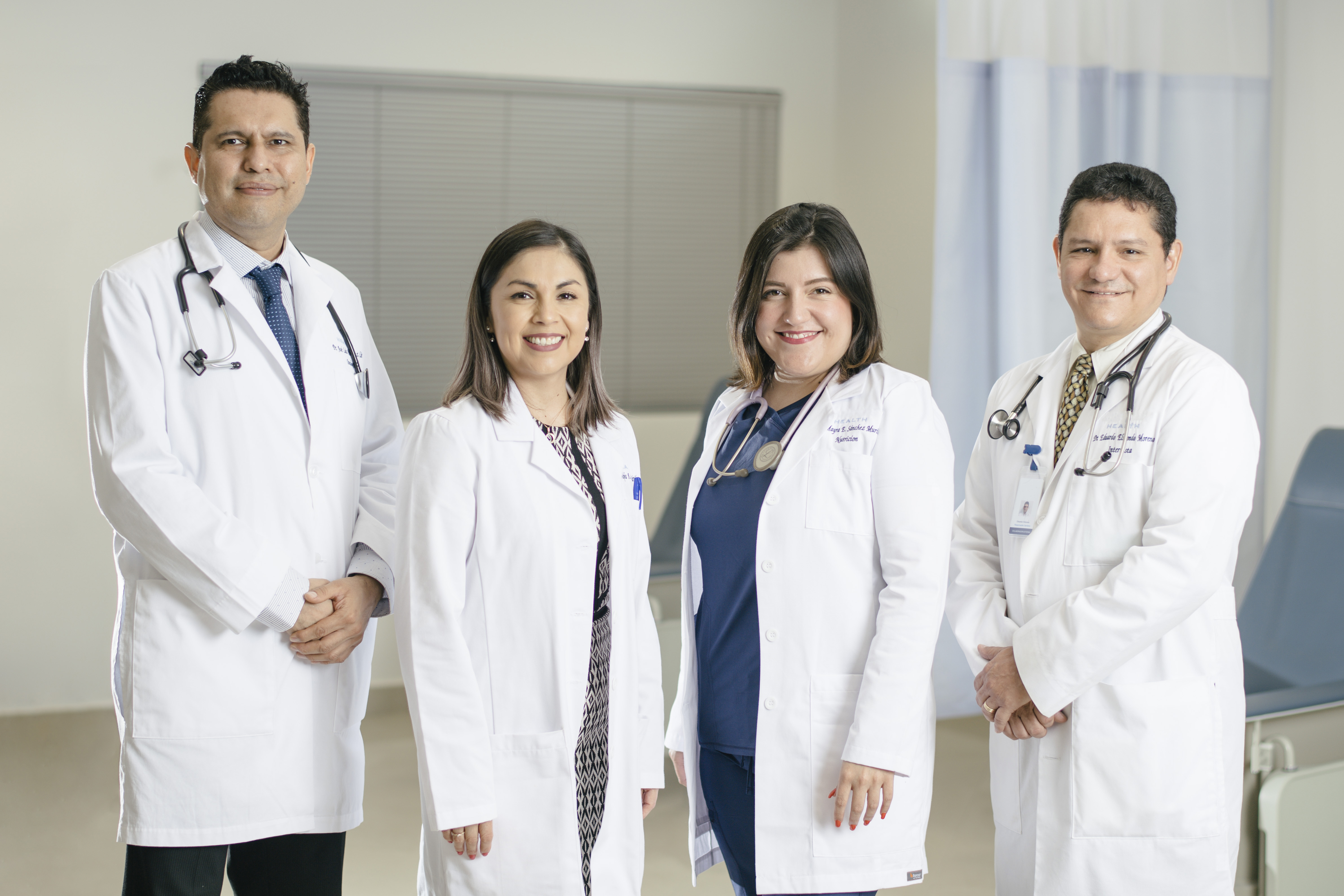 Cuatro doctores en bata