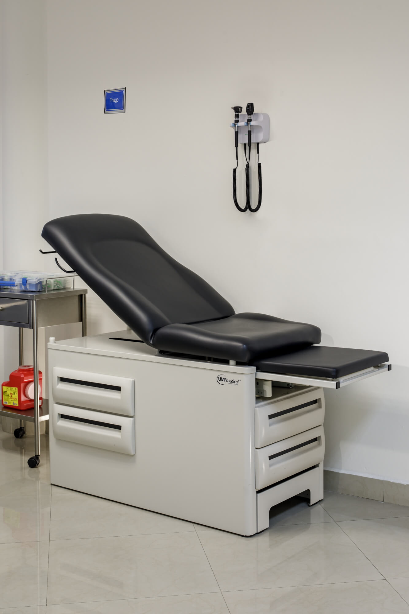 Persona tomando a otra del hombro